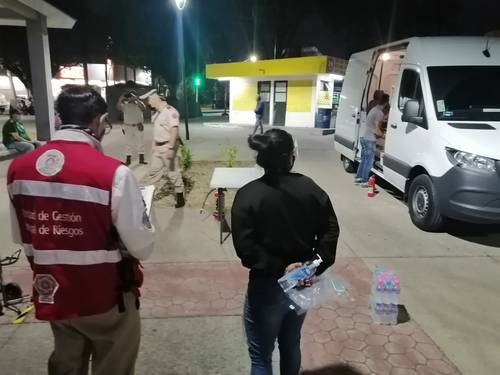 Personal de bomberos y del ayuntamiento de Guadalajara, Jalisco, supervisa los trasvases que la camioneta de Oxígeno en Ruedas realiza diariamente a precio justo en diferentes colonias de la ciudad.