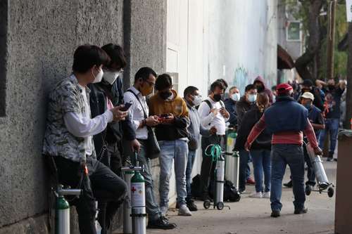 Hasta cuatro horas se debe esperar para recargar tanques de oxígeno medicinal en la empresa InfraMedica, en el contexto de la epidemia de Covid-19.