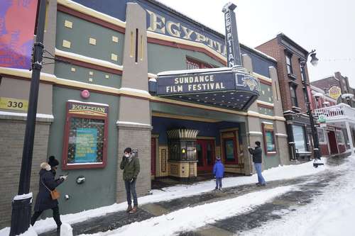 En Park City, un hombre toma imágenes del teatro Egipcio, donde se llevó a cabo la edición 2019.