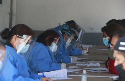 MACROKIOSCO EN LA CIUDAD DE MÉXICO . Personal de Salud realiza pruebas de Covid-19 en el macrokiosco ubicado en la explanada de la alcaldía Venustiano Carranza, cuando el número de infectados en el país se acerca a 2 millones, según reporte de la Ssa.