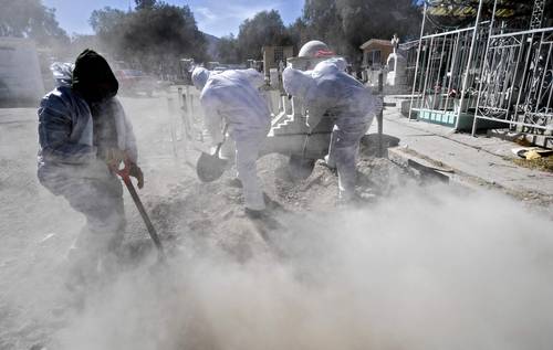 Sepultureros entierran a víctima de Covid-19 en el panteón municipal de Ecatepec. A finales de enero, de acuerdo con datos de la Secretaría de Salud federal, de entre los 125 municipios mexiquenses esta localidad encabezaba las cifras con más de 3 mil fallecidos y 25 mil 508 casos confirmados. El semáforo se mantendrá en rojo por lo menos hasta el 14 de febrero.