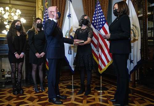 Buena parte de la nueva política migratoria estadunidense será coordinada por Alejandro Mayorkas, primer latino en asumir el cargo de secretario de Seguridad Interna, quien ayer rindió juramento ante la vicepresidenta Kamala Harris, en una ceremonia en Washington a la que asistieron su esposa, Tanya, y sus hijas Amelia y Giselle.