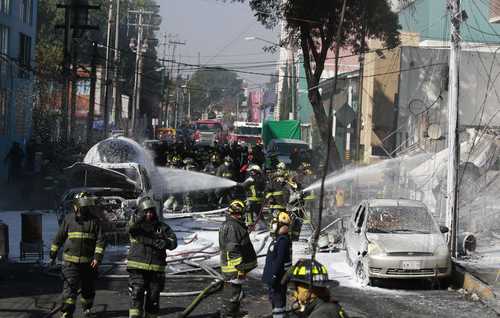 Al menos 14 personas resultaron lesionadas por el incendio de una pipa de gas en la calle Adolfo Prieto, casi esquina con Congreso de la Unión, a un costado del mercado Jamaica. Bomberos y personal de Protección Civil sofocaron el incendio. Dos manzanas a la redonda fueron evacuadas.