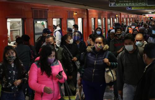 Con aglomeraciones menores a las esperadas, tiempo de espera de tres a cinco minutos, un breve retraso por la revisión de vías y una reducción de hasta 80 por ciento en el número de pasajeros que accedían al servicio de transporte emergente, transcurrió el segundo día de operaciones de la línea 3 del Metro, que va de Indios Verdes a Universidad. Usuarios señalaron que la reanudación de actividades de la ruta “es un alivio, pese a que los trenes circulan casi a ciegas, pero hacemos a un lado el miedo con tal de llegar a nuestro destino”. Se observó mayor seguridad en los andenes. Con información de Laura Gómez.