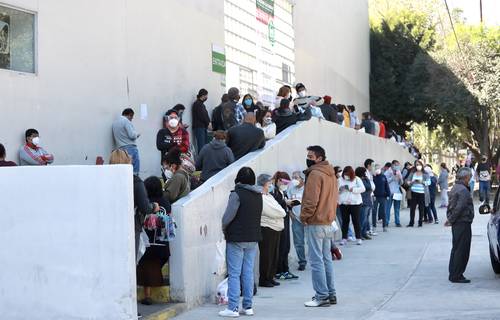 HORAS LENTAS. Familiares de pacientes internados en el hospital del IMSS frente al parque de los Venados esperan informes que les den una esperanza.