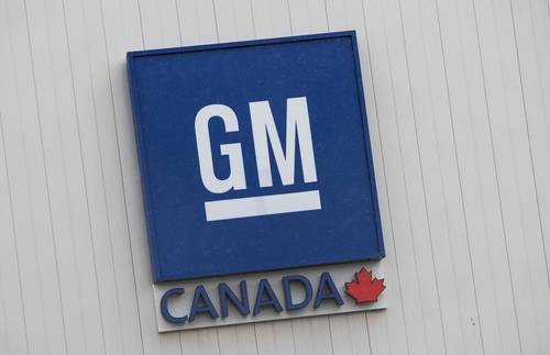 General Motors detendrá a partir de la próxima semana la producción en tres fábricas, incluida la de San Luis Potosí, en México, debido a la escasez global de semiconductores, informó la compañía. La medida incluye una fábrica en Kansas y otra en la provincia canadiense de Ontario. Una cuarta, en Corea del Sur, funcionará a la mitad de su capacidad.