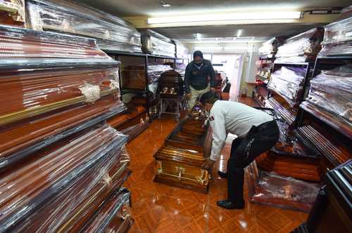 A raíz de la pandemia, la empresa Funerales del Recuerdo Toluca ha incrementado sus ventas, aun cuando la gran mayoría de personas que mueren por Covid-19 son incineradas.