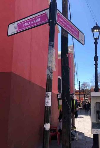 Integrantes de colectivos feministas colocaron engomados en la nomenclatura oficial de las calles de Saltillo, Coahuila, con los nombres de mujeres asesinadas. En 2020 la Fiscalía General del estado documentó 24 feminicidios.