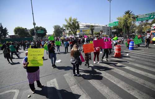 Comerciantes del mercado Sonora, en la alcaldía Venustiano Carranza, bloquearon la avenida Anillo de Circunvalación en su cruce con Fray Servando Teresa de Mier, en protesta por la detención de uno de sus dirigentes y porque las autoridades no les permiten instalar sus puestos, pese a que no han tenido ingresos en 9 meses.