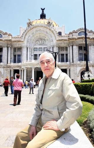 El sonero Luis Ángel Silva Nava Melón frente al Palacio de las Bellas Artes.