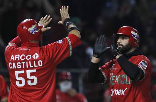 Los Tomateros de Culiacán, representantes de México, vencían 5-2 a los Federales de Chiriquí, de Panamá, al cierre de esta edición, cuando jugaban la séptima entrada del cuarto duelo de la primera ronda de la Serie del Caribe. David Rodríguez anotó para los panameños en la segunda entrada. Julián León desató la euforia en el cuarto inning, al conectar un grand slam, para que los Tomateros completaran cuatro carreras. Jhonny Santos recortó distancias con un jonrón en el sexto rollo, pero en el siguiente episodio Ramiro Peña bateó un sencillo para empujar la quinta carrera de la novena sinaloense. En la imagen, el mexicano Julián León (derecha) celebra con su compañero Jesse Castillo.