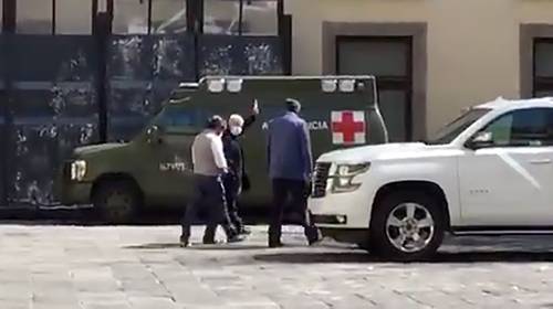 Por la tarde del jueves, López Obrador caminó por el Palacio Nacional.