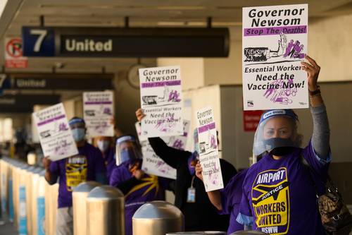 Empleados del Aeropuerto Internacional de Los Ángeles demandan al gobernador de California, Gavin Newsom, su respaldo a la vacunación prioritaria para trabajadores esenciales.