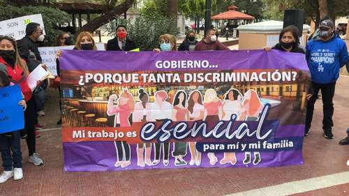 Un grupo de sexoservidoras se manifestó ayer en la capital de Chihuahua para exigir a las autoridades estatales que permitan la reapertura de los establecimientos donde ellas laboran porque han visto mermada su economía familiar y están expuestas a mayores riesgos al realizar su actividad en forma clandestina.