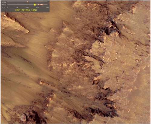 Desarrollo de surcos recurrentes estacionales en Marte.