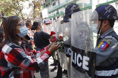 Cientos de estudiantes y profesores protestaron ayer de forma pacífica, y se dio el arresto de Win Htein, colaborador de la depuesta líder Aung San Suu Kyi.