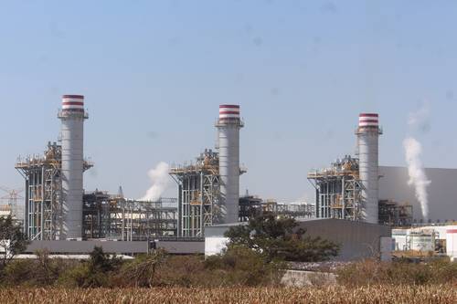 Aspecto de la termoeléctrica ubicada en Huexca, municipio de Yecapixtla, Morelos, donde, según pobladores del oriente del estado, desde el lunes pasado se iniciaron ensayos en la torres del complejo.
