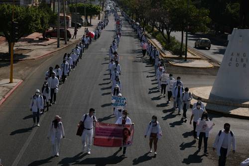 Cientos de estudiantes de medicina de la Universidad Autónoma de Chiapas marcharon ayer en Tuxtla Gutiérrez y Tapachula, en demanda de esclarecer la muerte de Mariana Sánchez, quien fue hallada sin vida el 28 de enero, en la comunidad Nueva Palestina, de Ocosingo, y para que la Secretaría de Salud mejore sus condiciones de trabajo durante el servicio social. Un pasante aseguró que la dependencia los ha ignorado en ese tema y en el entorno de violencia que vivimos.