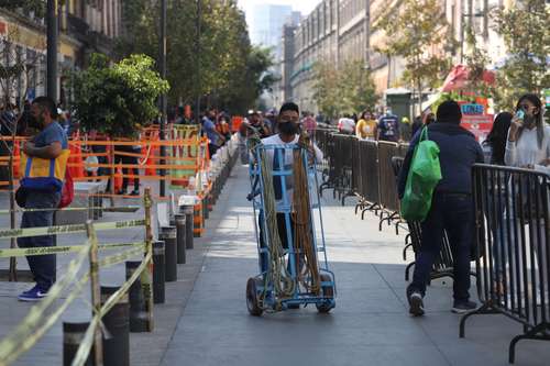 Con la apertura de los negocios no esenciales a mitad de semana, el primer cuadro de la ciudad tiene más actividad y los visitantes procuran portar cubrebocas.