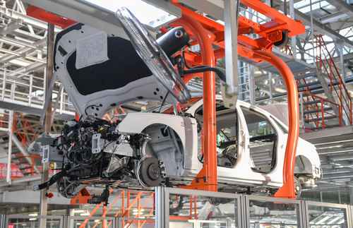 La producción de robots industriales de China aumentó 19.1 por ciento en 2020 hasta llegar a 237 mil 68 unidades, de acuerdo con datos del Ministerio de Industria y Tecnología Informática. Los principales productores de robots industriales del país con ingresos comerciales anuales de al menos 20 millones de yuanes (3.09 millones de dólares), reportaron el año pasado ganancias combinadas de 53 mil 170 millones de yuanes, cifra que representó un alza de 6 por ciento. Sólo en diciembre se produjeron un total de 29 mil 706 unidades, 32.4 por ciento más que en el mismo mes de 2019.