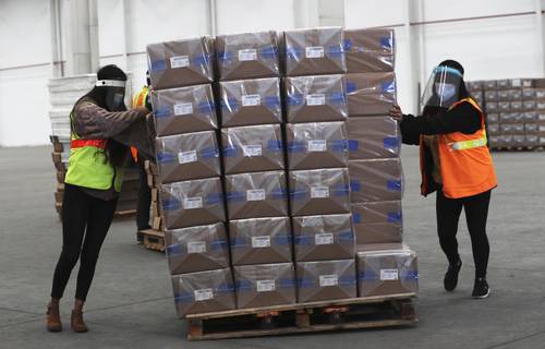  Trabajadores del sistema electoral de Ecuador trasladan las boletas que se utilizarán este domingo en los comicios presidenciales. Para que un candidato gane debe obtener 40% de los votos y superar a su rival más cercano por al menos 10 puntos. Foto Ap