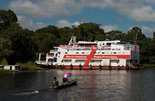 Personas que viven en las zonas alejadas del Amazonas se acercan en bote al barco hospital Papa Francisco para recibir atención médica. La unidad de salud flotante recorre desde hace meses la zona para atender a los contagiados de Covid-19.
