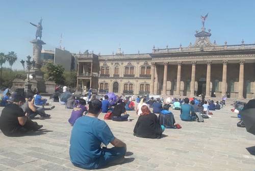 Alumnos y pasantes de medicina de instituciones educativas de Nuevo León, protestaron ayer frente al palacio de gobierno estatal para exigir a las autoridades que se garantice su seguridad cuando presten su servicio social.