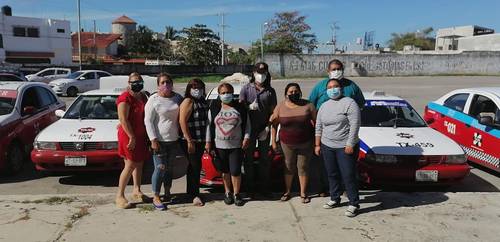 Integrantes de la agrupación Red de Mujeres Taxistas de Campeche denunciaron acoso por personal del Instituto Estatal del Transporte, el cual asegura que carecen de permisos para laborar. En la imagen, las prestadoras de servicio en la colonia Ciudad Concordia, en la capital del estado.