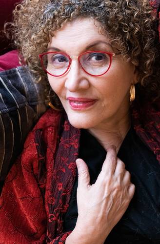 Myriam Moscona hará la presentación virtual del libro el 11 de febrero en el Facebook de Almadía, Libros UNAM y El Péndulo.