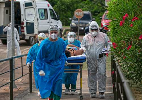 En la imagen, traslado de un paciente con Covid-19 a un hospital del estado brasileño de Pará.