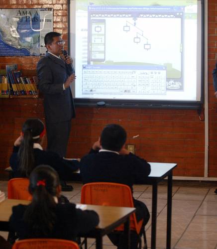 Autoridades federales presentaron el programa Enciclomedia para el ciclo escolar 2004-2005 en la escuela primaria Manuel Gallardo Zamora, de la colonia Pedregal Las Águilas, en la Ciudad de México.