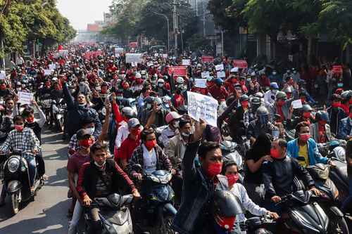 Unas 2 mil personas protestaron ayer cerca del palacio real en Mandalay contra el golpe militar en Myanmar, y exigieron la liberación de Aung San Suu Kyi, cuyo gobierno elegido fue derrocado por el ejér-cito, que también suspendió el servicio de Internet.