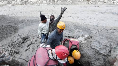 Un hombre se muestra agradecido tras ser rescatado por elementos de la policía fronteriza indo-tibetana, después de que una parte del glaciar Nanda Devi se desprendió en el área de Tapovan, del estado norteño de Uttarakhand, en India.