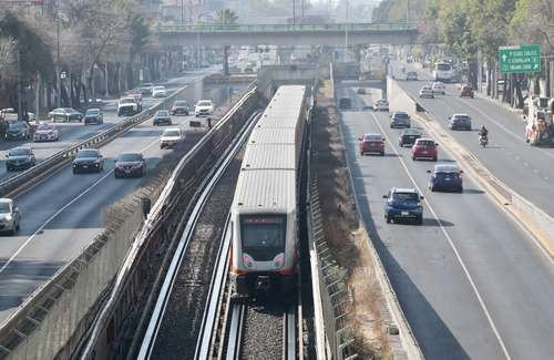 Convoy de la línea 2 del Metro durante las pruebas en vacío, la cual este lunes reanudará su servicio de Taxqueña a Cuatro Caminos. Esta ruta, junto con la 1, 3, 4, 5 y 6 fueron suspendidas debido al incendio ocurrido el 9 de enero en la subestación Buen Tono.