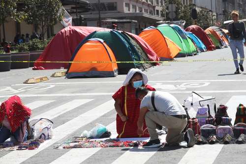 En la avenida 20 de Noviembre, en el Centro Histórico, artesanos indígenas no asalariados mantienen un campamento desde hace más de tres días para exigir apoyos económicos y lugares donde puedan vender su mercancía.