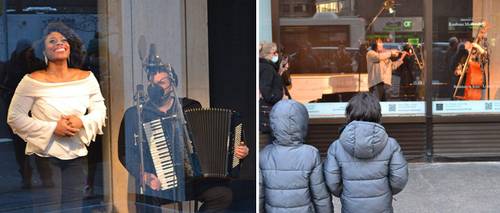 A la izquierda, una soprano, al lado dos músicos con instrumentos de cuerda.