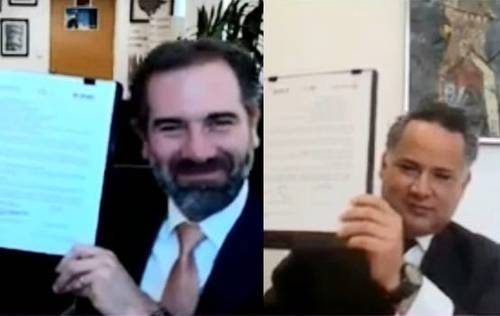 Los titulares de ambos organismos, al firmar el acuerdo.