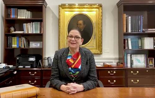 Imagen tomada de Twitter en la presentación del primero de cinco videos de la representante en la embajada en Washington.