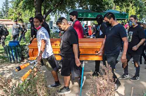 Artistas callejeros chilenos se dirigen con el ataúd de su compañero Francisco Martínez, rumbo a un cementerio de Santiago. El malabarista murió luego de ser baleado por un policía el viernes pasado, en la localidad de Panguipulli, al sur de Chile.