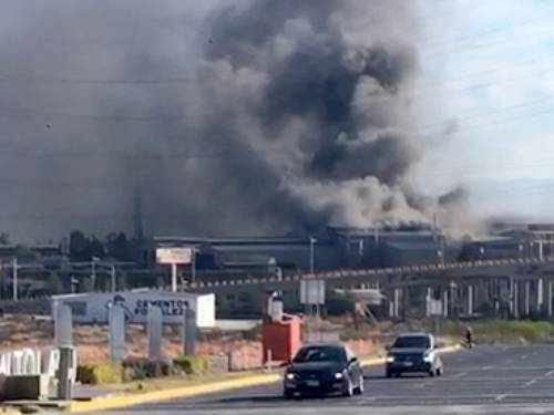 Un cortocircuito provocó ayer una explosión y un incendio en la Refinería Electrolítica de Zinc de Grupo México en la zona metropolitana de San Luis Potosí. La imagen fue tomada de un video que circuló en redes sociales