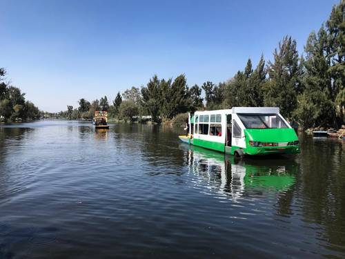 Integrantes del Colectivo Xochimilco Vivo y de la Coordinación de Pueblos, Barrios Originarios y Colonias de Xochimilco se manifestaron en contra de las obras viales que se realizan, ya que, dijeron, afectan la flora y la fauna del humedal. Diseñaron una trajinera con forma de microbús que navega por uno de los canales.