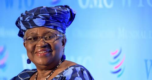 La nigeriana Ngozi Okonjo-Iweala se perfila para ocupar la dirección general de la Organización Mundial de Comercio, que ha permanecido sin dirigente desde agosto pasado, tras la dimisión del brasileño Roberto Azevedo. Después de varios meses de parálisis, la administración del presidente estadunidense Joe Biden expresó el 5 de febrero “su apoyo sostenido” a la candidatura. La otra aspirante, la ministra surcoreana de Comercio, Yoo Myung Hee, anunció su retiro la semana pasada, después de haber consultado a Estados Unidos que durante el gobierno de Donald Trump era su principal apoyo. De confirmarse por consenso, Okonjo-Iweala será la primera mujer y la primer africana en dirigir al organismo.