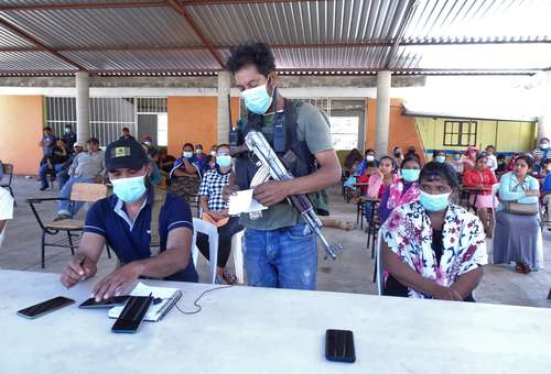 Habitantes de la comunidad El Pescado, municipio de Coyuca de Catalán, Guerrero, durante una asamblea informativa encabezada por el comisario ejidal de Guajes de Ayala, Javier Hernández, y un lugareño que afirmó haberse armado para defender su territorio de las bandas de talamontes.