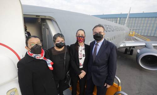 Rosa Icela Rodríguez, secretaria de Seguridad, acompañada por Raquel Buenrostro, Claudia Sheinbaum y Octavio Romero, en el nuevo aeropuerto.