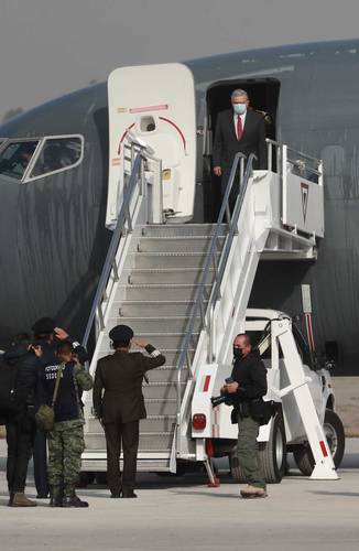 El presidente Andrés Manuel López Obrador llegó ayer en un avión de la Fuerza Aérea Mexicana al aeropuerto Felipe Ángeles, junto a miembros de su gabinete e invitados, con lo que inauguró una de las dos pistas ya terminadas de esa terminal en la base militar de Santa Lucía, cuyos trabajos terminarán el 21 de marzo de 2022.