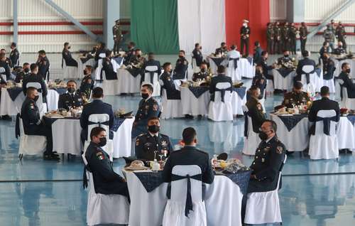 MANTELES LARGOS EN SANTA LUCÍA. Asistentes a la inauguración de instalaciones de la Base Aérea Militar No. 1 en Zumpango, estado de México, en Santa Lucía.