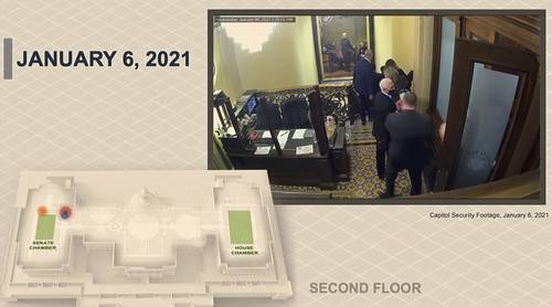 En el segundo día de juicio político contra Donald Trump se echó mano de videos inéditos grabados durante el asalto al Capitolio. La imagen muestra al ex vicepresidente Mike Pence cuando fue llevado a un lugar más seguro.