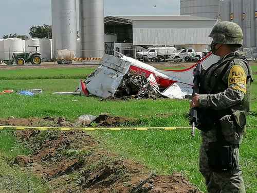 Los tres ocupantes de una avioneta Cessna, matrícula XB-LDX, perecieron ayer por la mañana cuando la aeronave se desplomó en un campo de cultivo de Navolato, Sinaloa.