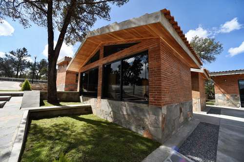 La primera etapa de la Universidad Benito Juárez, en San Martín Xaltocan, Tlaxcala, fue inaugurada por el Ejecutivo federal. En ese centro de estudios se formarán ingenieros especialistas en la sustentabilidad del medio ambiente.