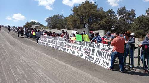 Diversos grupos protestaron durante la inauguración del plantel de la Universidad para el Bienestar Benito Juárez en Xaltocan.